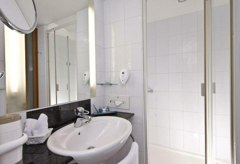 جناح جونيور, Radisson Blu Furst Leopold