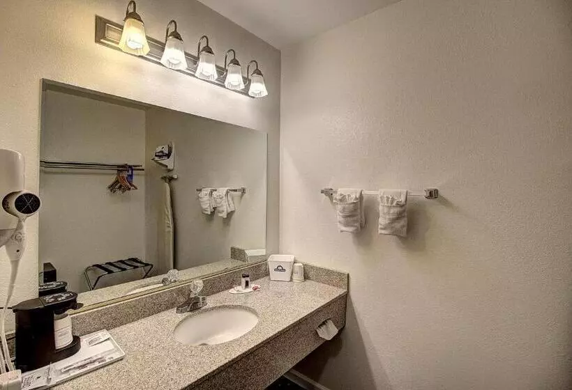 Standard-invahuone King-vuode, Days Inn & Suites By Wyndham Lolo