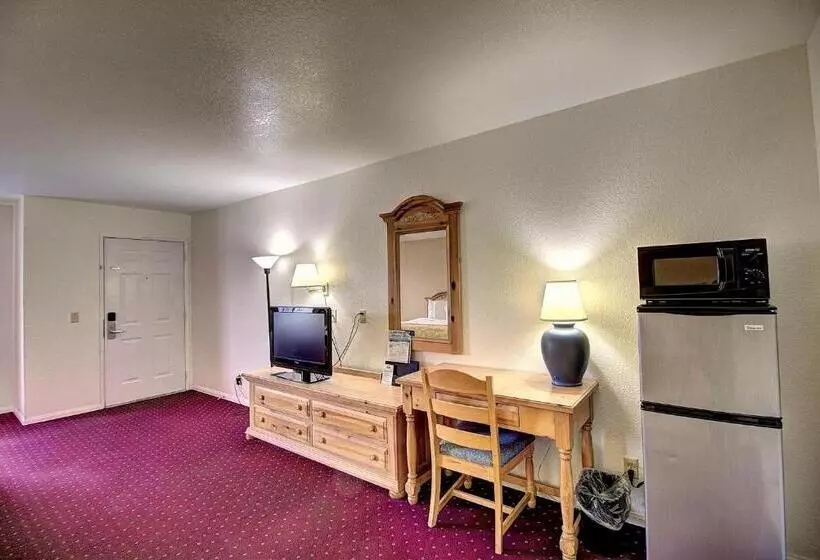 Standard-invahuone King-vuode, Days Inn & Suites By Wyndham Lolo