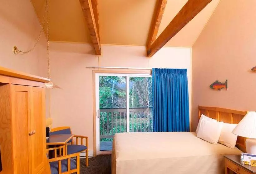 Standard Room King Size Bed, Denali Bluffs