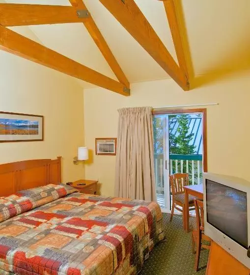 Standard Room King Size Bed, Denali Bluffs
