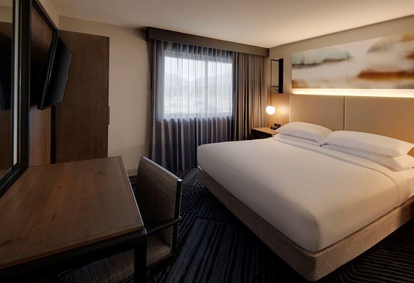 Люкс Адаптированный для Инвалидов, Embassy Suites By Hilton San Rafael Marin County