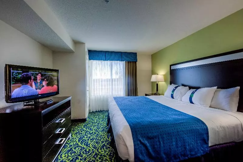 身障者適用キングサイズベッドルーム, Holiday Inn Express Richmond, An Ihg
