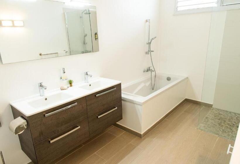 سوییت سوپریور با چشمانداز دریا, Hôtel Frégate Bleue