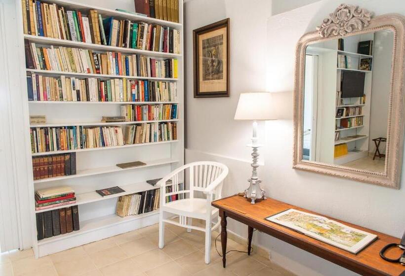 سوییت سوپریور با چشم‌انداز دریا, Hôtel Frégate Bleue