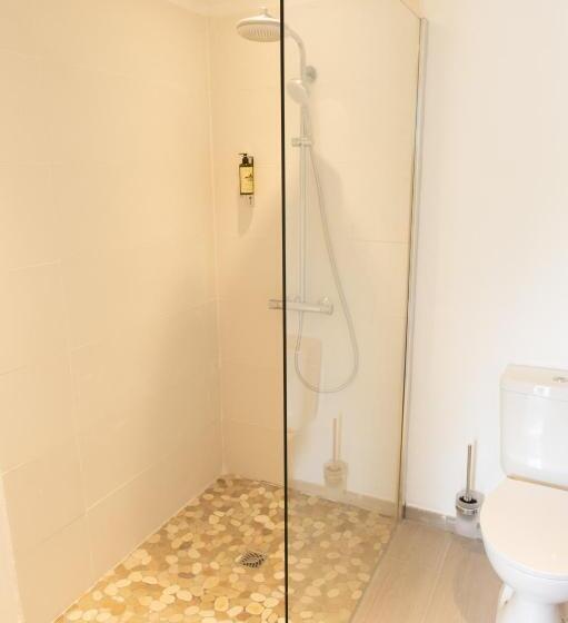 اتاق استاندارد سه تخته با چشمانداز باغ, Hôtel Frégate Bleue