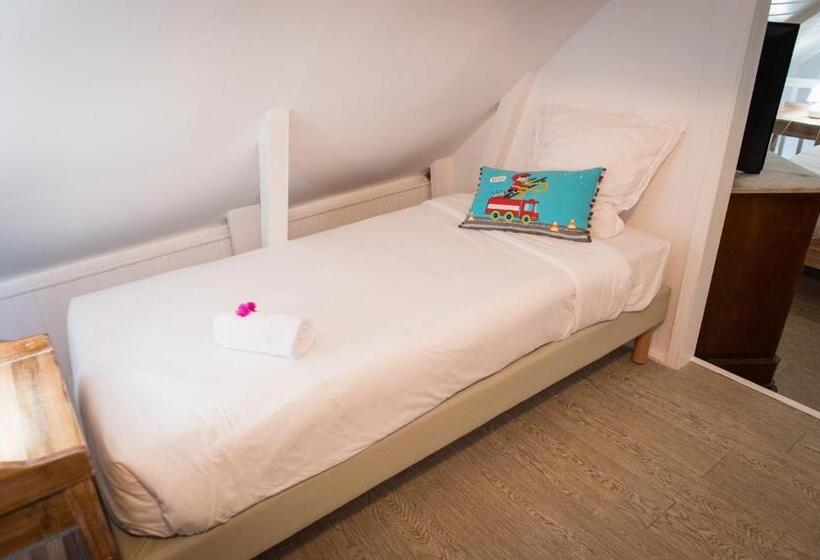 اتاق استاندارد سه تخته با چشمانداز باغ, Hôtel Frégate Bleue