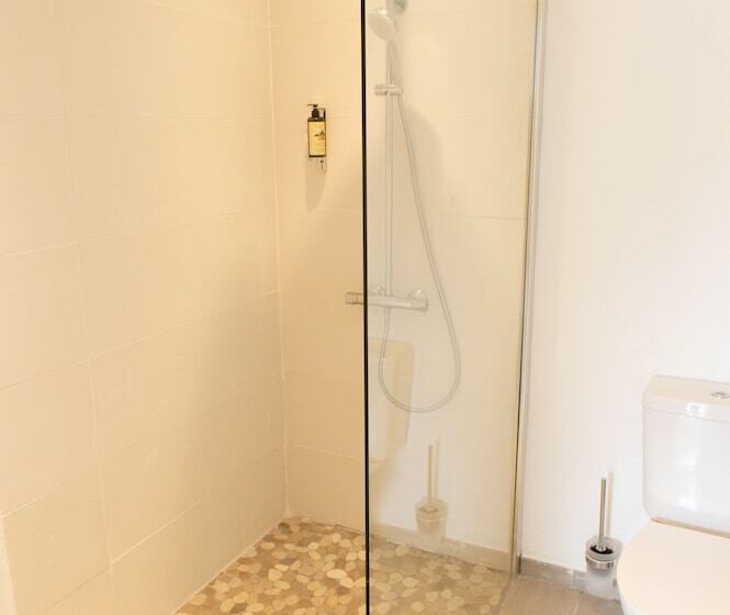 اتاق استاندارد با چشمانداز استخر, Hôtel Frégate Bleue