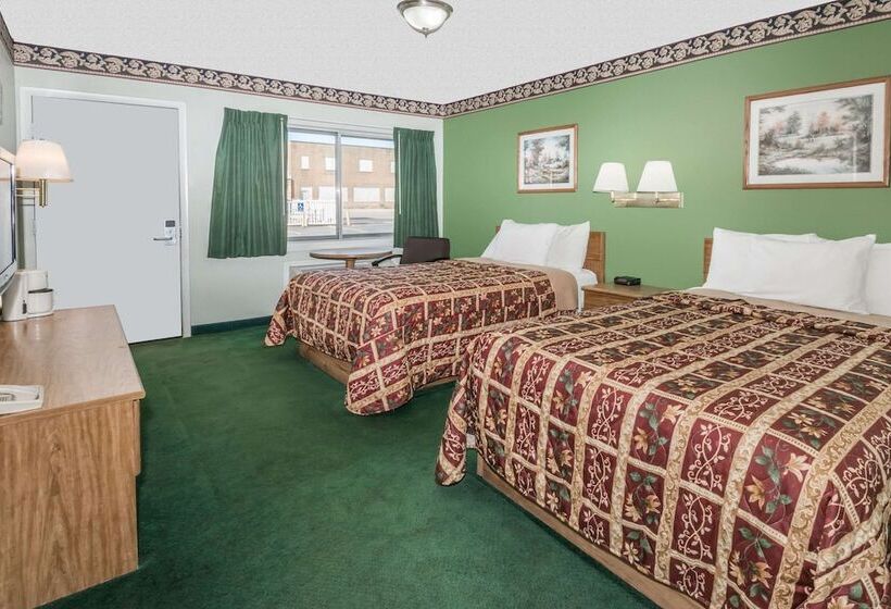 带2个双人床的标准工作室, Knights Inn Ottawa