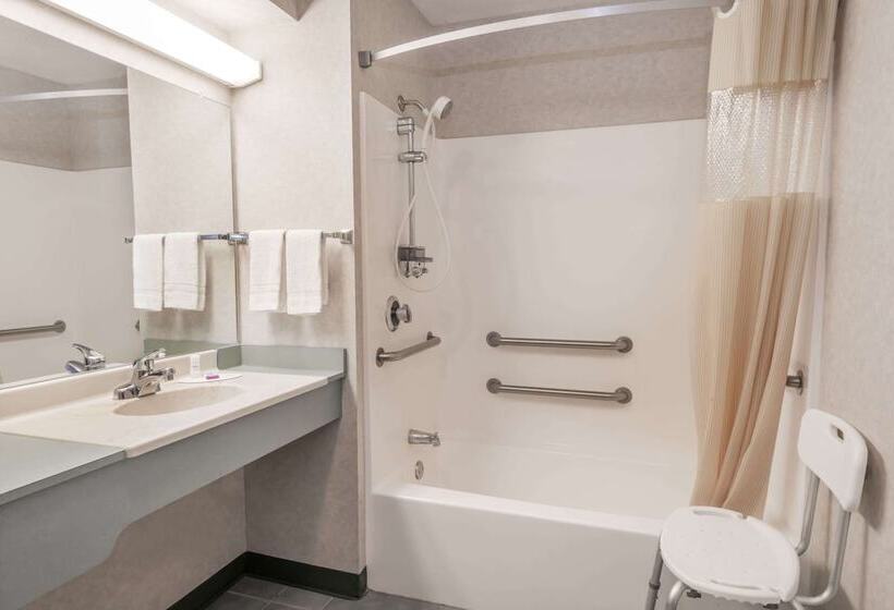 带2个双人床的标准工作室, Knights Inn Ottawa