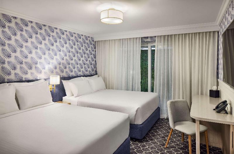 带特大床的标准间, The Beachcomber Hotel & Resort, Ascend Hotel Collection