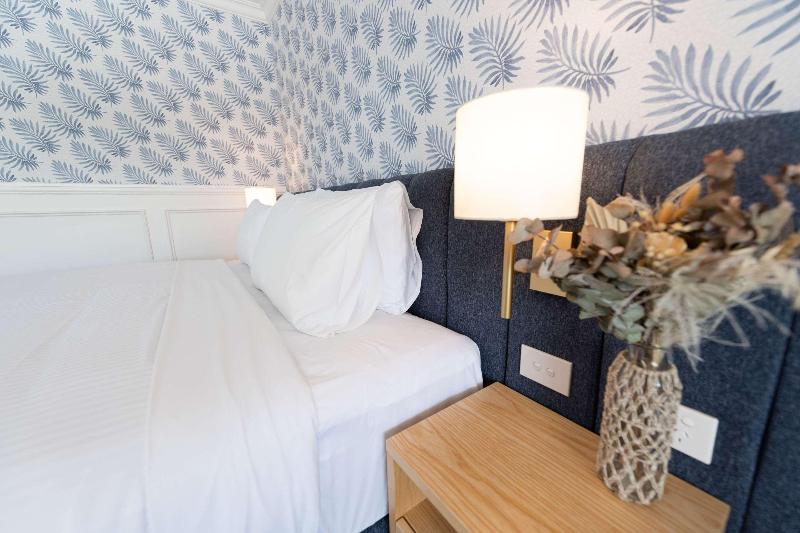 חדר סטנדרט עם מיטת קינג, The Beachcomber Hotel & Resort, Ascend Hotel Collection