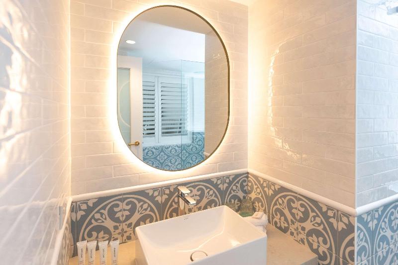 חדר סטנדרט עם מיטת קינג, The Beachcomber Hotel & Resort, Ascend Hotel Collection