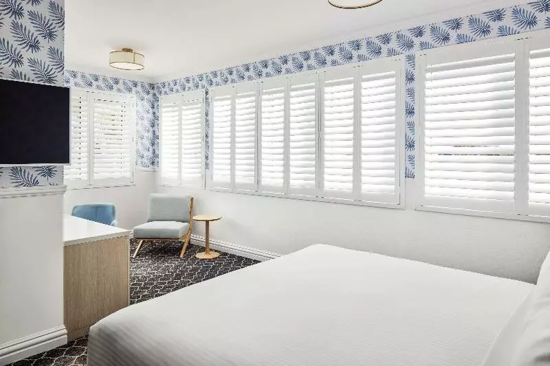クイーンサイズベッドのスタンダードルーム, The Beachcomber Hotel & Resort, Ascend Hotel Collection