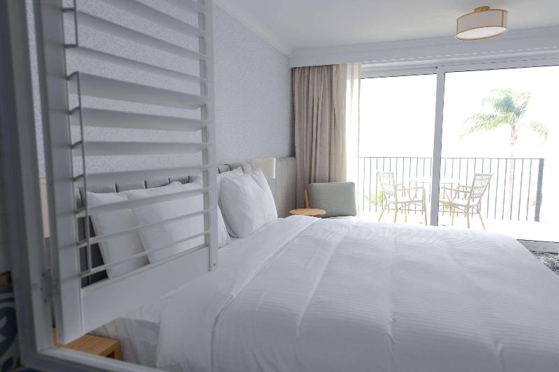 חדר סטנדרט עם מיטת קינג, The Beachcomber Hotel & Resort, Ascend Hotel Collection