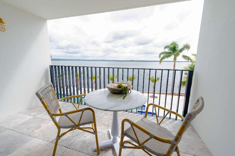 חדר סטנדרט עם מיטת קינג, The Beachcomber Hotel & Resort, Ascend Hotel Collection