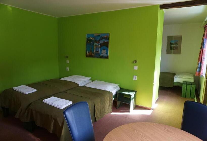 غرفة قياسية رباعية, Retro Hotel Pod Zvičinou