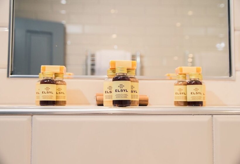 غرفة عائلية, Royal Kings Arms