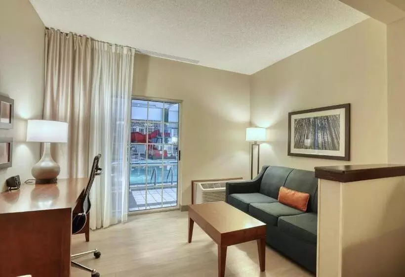 سوییت با چشم‌انداز استخر, Comfort Suites Appleton Airport