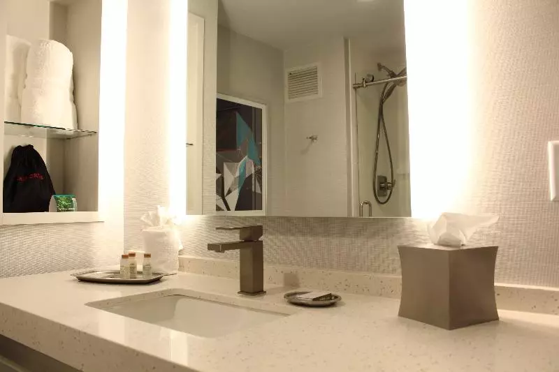 キングサイズベッドのスイートルーム, Indigo Harrisburg   Hershey, An Ihg