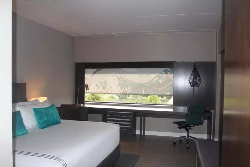 キングサイズベッドのスイートルーム, Indigo Harrisburg   Hershey, An Ihg