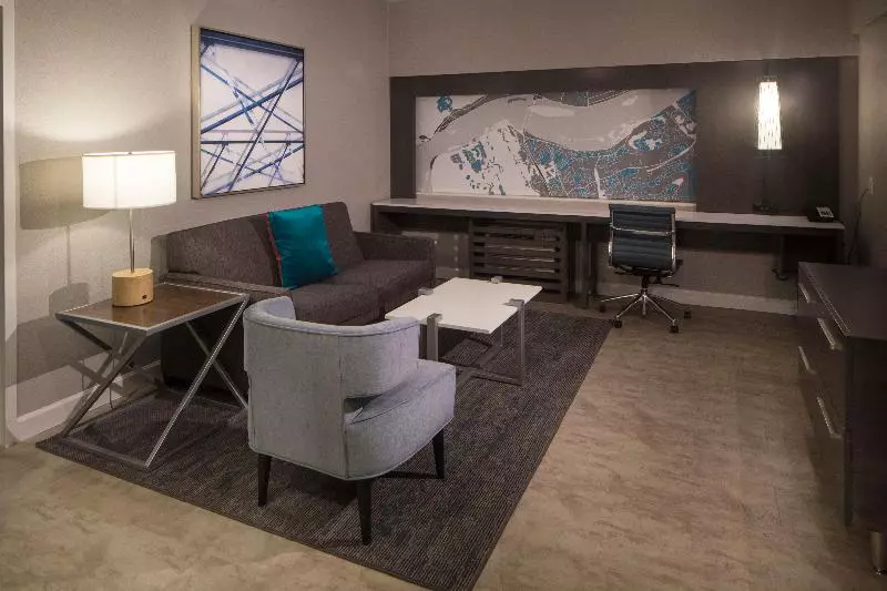 キングサイズベッドのスイートルーム, Indigo Harrisburg   Hershey, An Ihg
