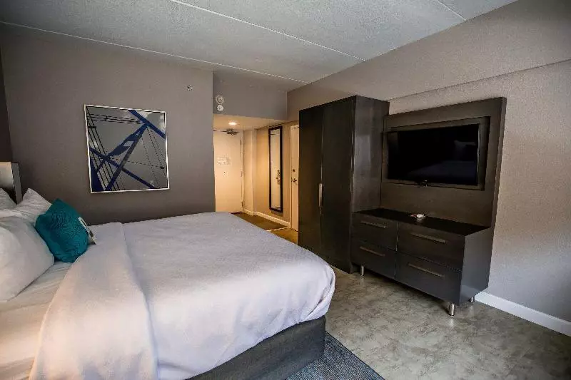 身障者適用キングサイズベッドルーム, Indigo Harrisburg   Hershey, An Ihg