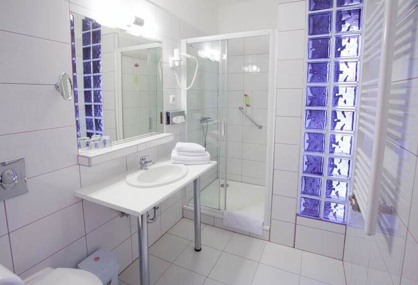 غرفة سوبيريور, Pannonia