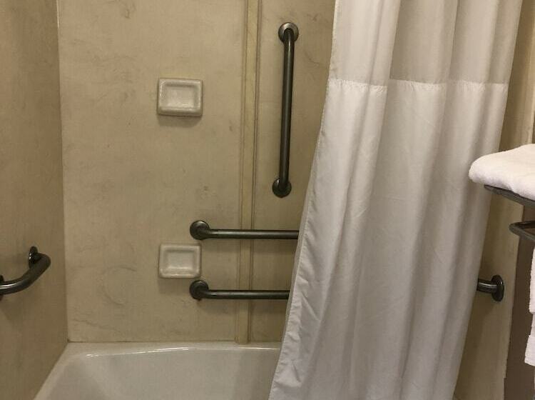 带2个双人床的标准工作室, Quality Inn Clinton  Laurens I26