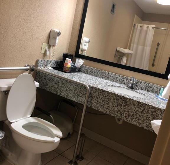 适合残疾人士使用的带超级大床的标准间, Quality Inn Clinton  Laurens I26