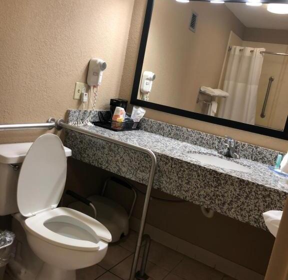 适合残疾人士使用的带超级大床的标准间, Quality Inn Clinton  Laurens I26