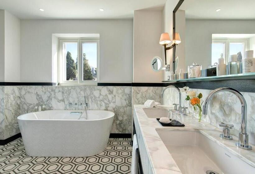 סוויטת ג'וניור, Rocco Forte Hotel De La Ville