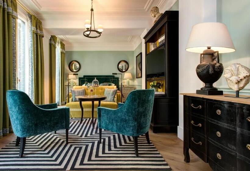 סוויטת ג'וניור, Rocco Forte Hotel De La Ville