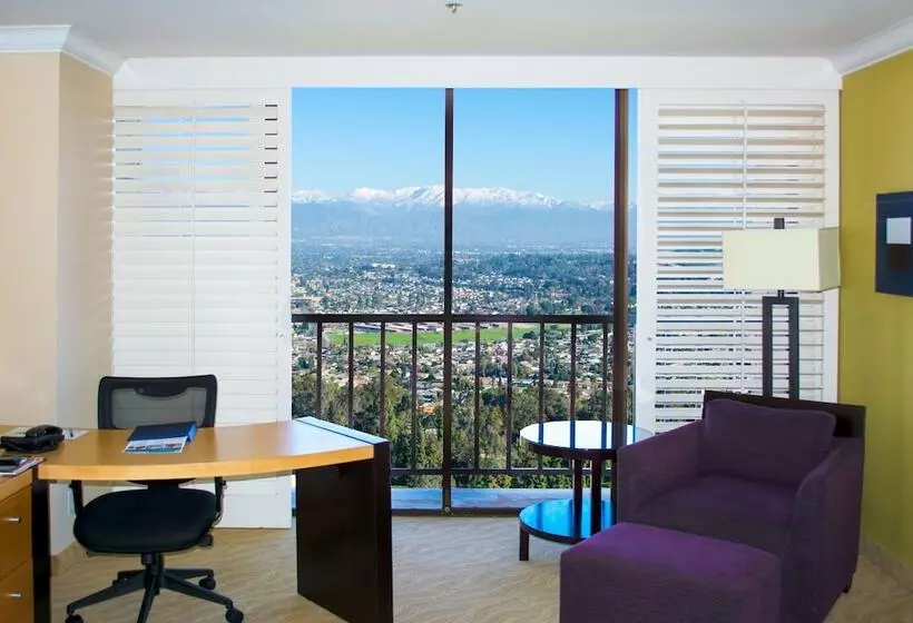 اتاق لوکس, Pacific Palms Resort And Golf Club