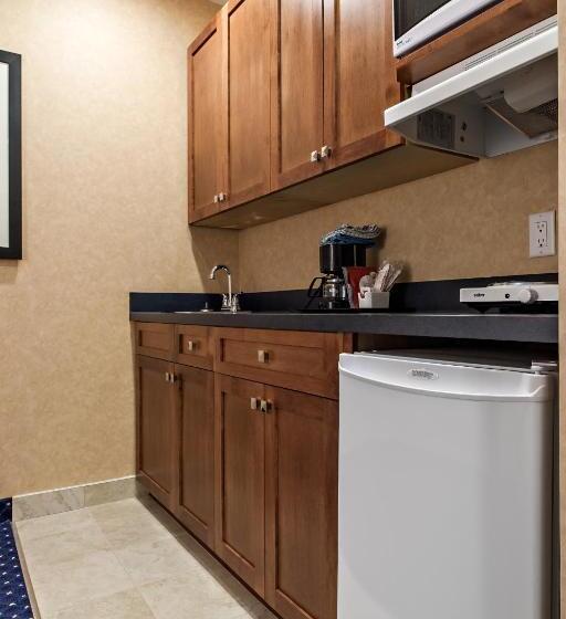 חדר סטנדרט מותאם לאדם עם מוגבלויות, Best Western Plus Suites Downtown Calgary