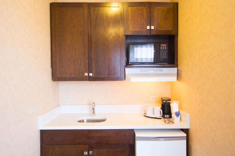 חדר סטנדרט מותאם לאדם עם מוגבלויות, Best Western Plus Suites Downtown Calgary