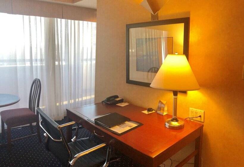جناح مزود بجاكوزى, Best Western Plus Suites Downtown Calgary