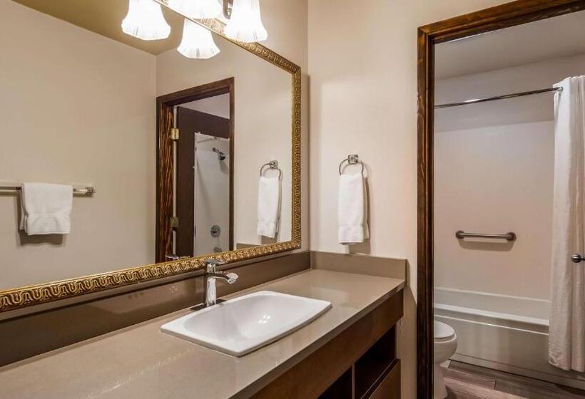 מיטת קינג בסוויטה, Best Western Salbasgeon Inn & Suites