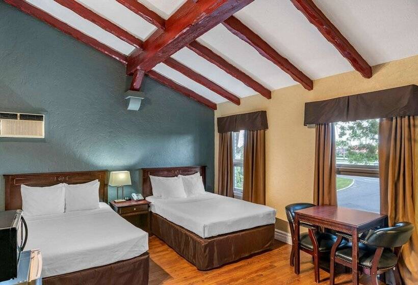 带2个双人床的标准工作室, Econo Lodge