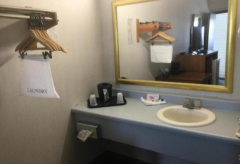 غرفة قياسية سرير كينج, Super 8 By Wyndham Petoskey