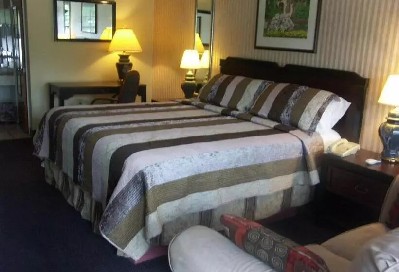 キングサイズベッドのスタンダードルーム, Deerwood Inn And Madison Campground
