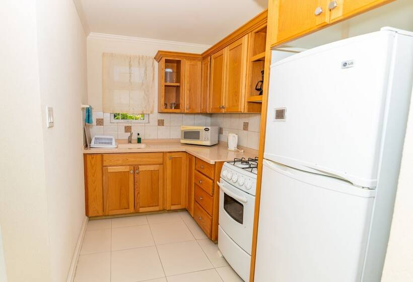 استودیوی استاندارد, Adulo Apartments