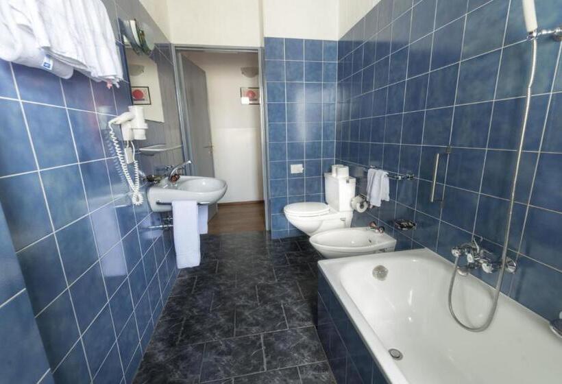 발코니가 있는 4인용 스탠다드 룸, Besso Lugano Center