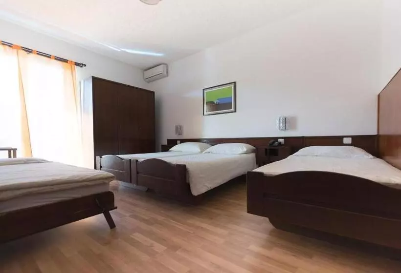 اتاق استاندارد چهارنفره با بالکن, Besso Lugano Center