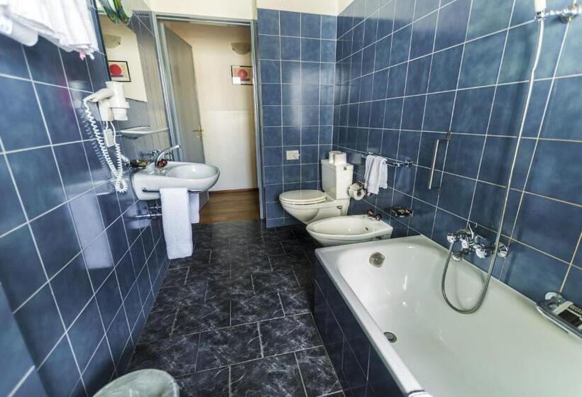 발코니가 있는 4인용 스탠다드 룸, Besso Lugano Center