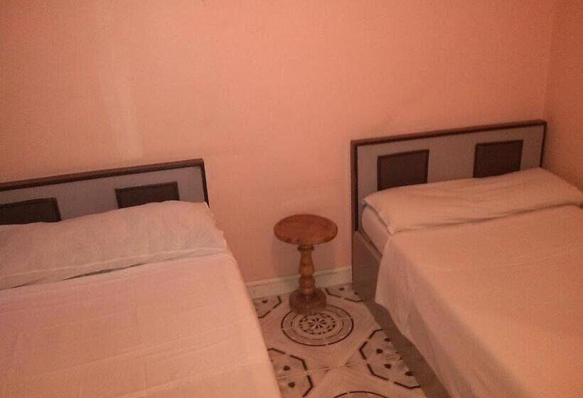 اتاق استاندارد سه نفره, Pharaohs