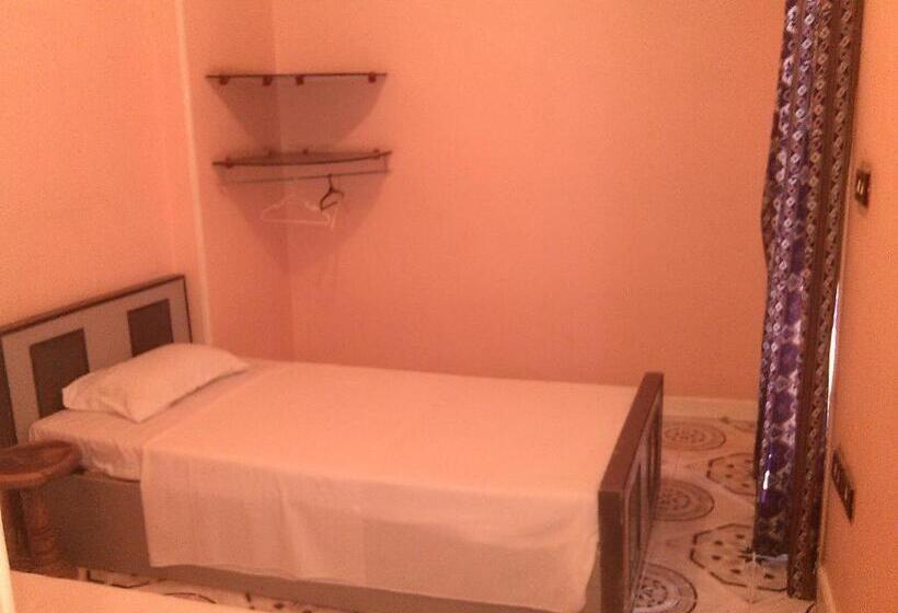 اتاق استاندارد سه نفره, Pharaohs