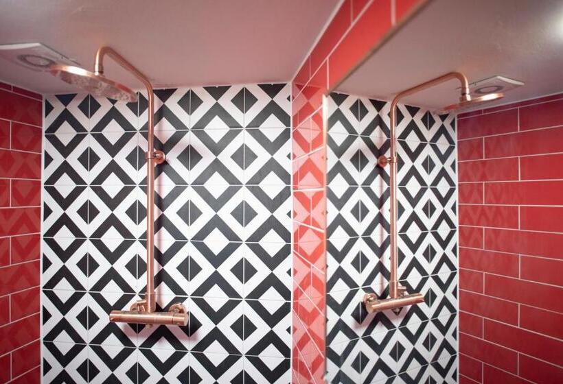 غرفة قياسية رباعية حمام مشترك, Internationaal