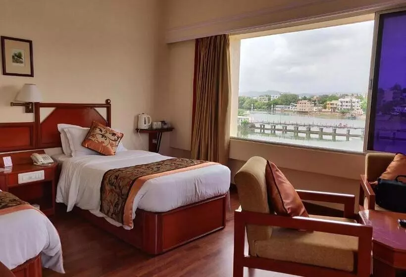 キングサイズベッドのスタンダードルーム, Rajdarshan   A Lake View Hotel In Udaipur