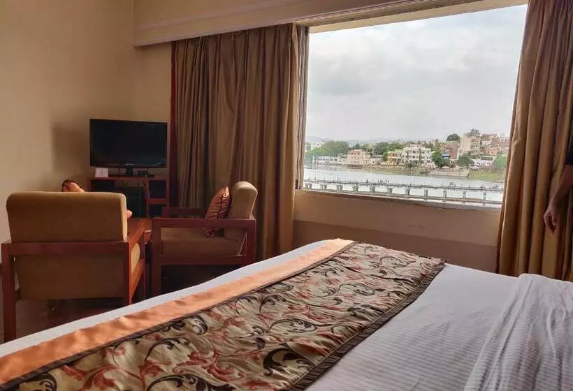 キングサイズベッドのスタンダードルーム, Rajdarshan   A Lake View Hotel In Udaipur